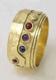 Split band in 18K yellow gold with four stones in 18K gold